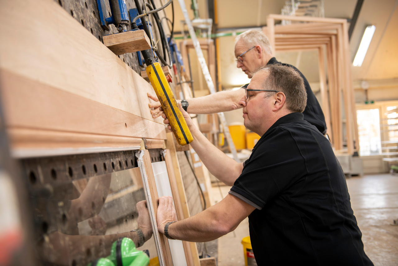 Glas zetten in een houten kozijn