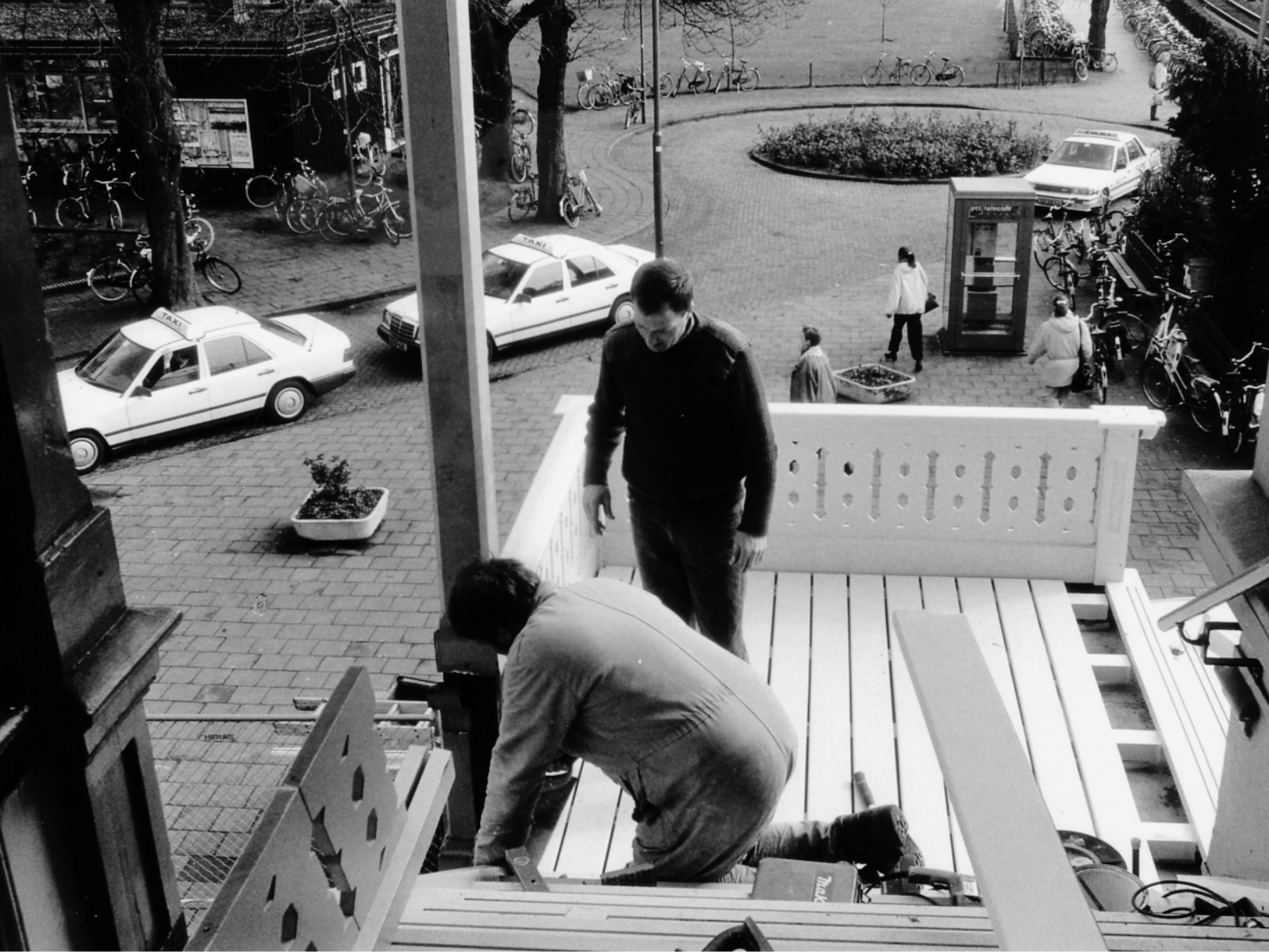 Een van de eerste projecten van Bronkhorst machinale houtbewerking Elspeet station Baarn houten trappen en kozijnen van hout op maat gemaakt 