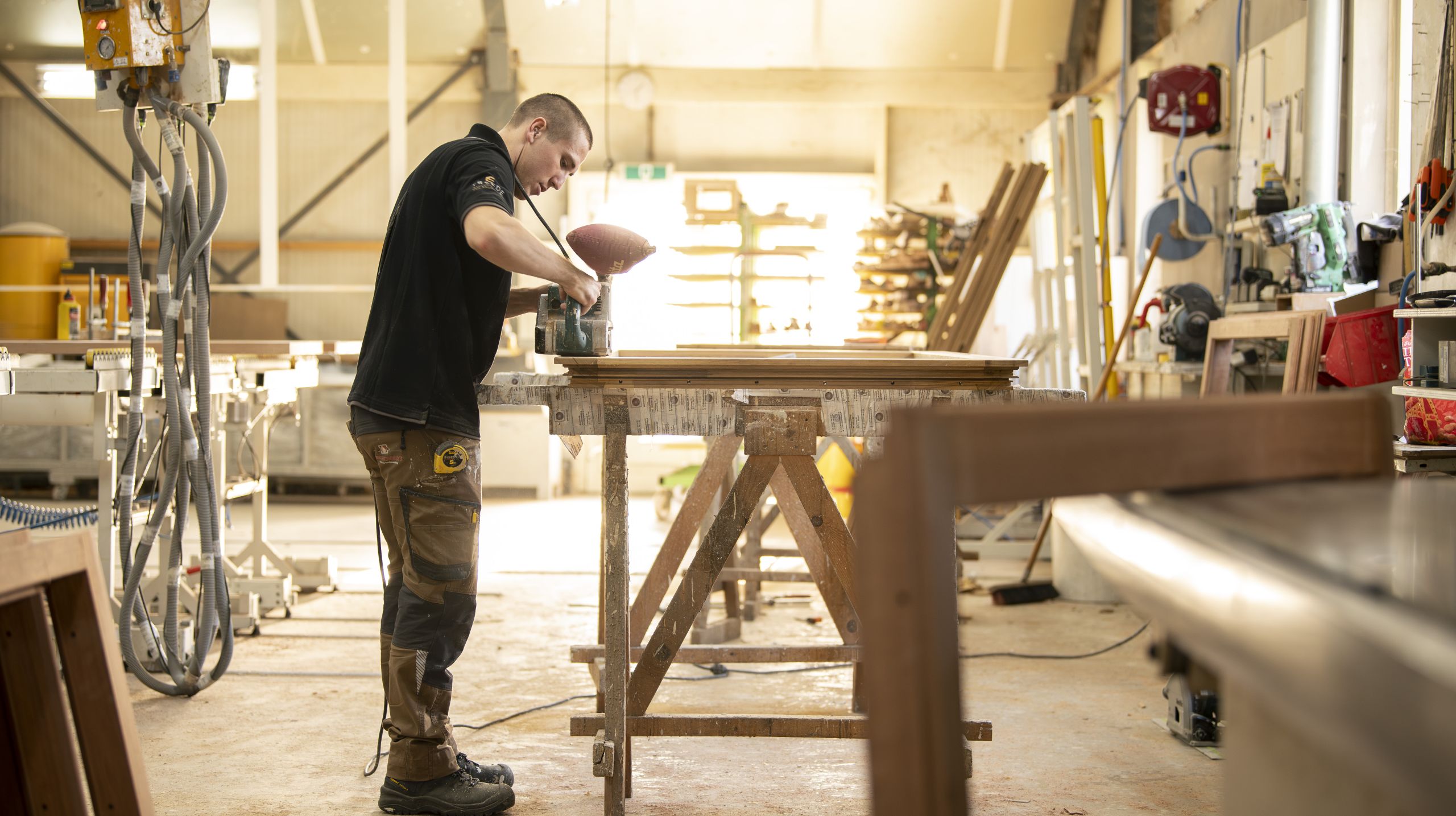 montage medewerker houten kozijnen op maat Larik