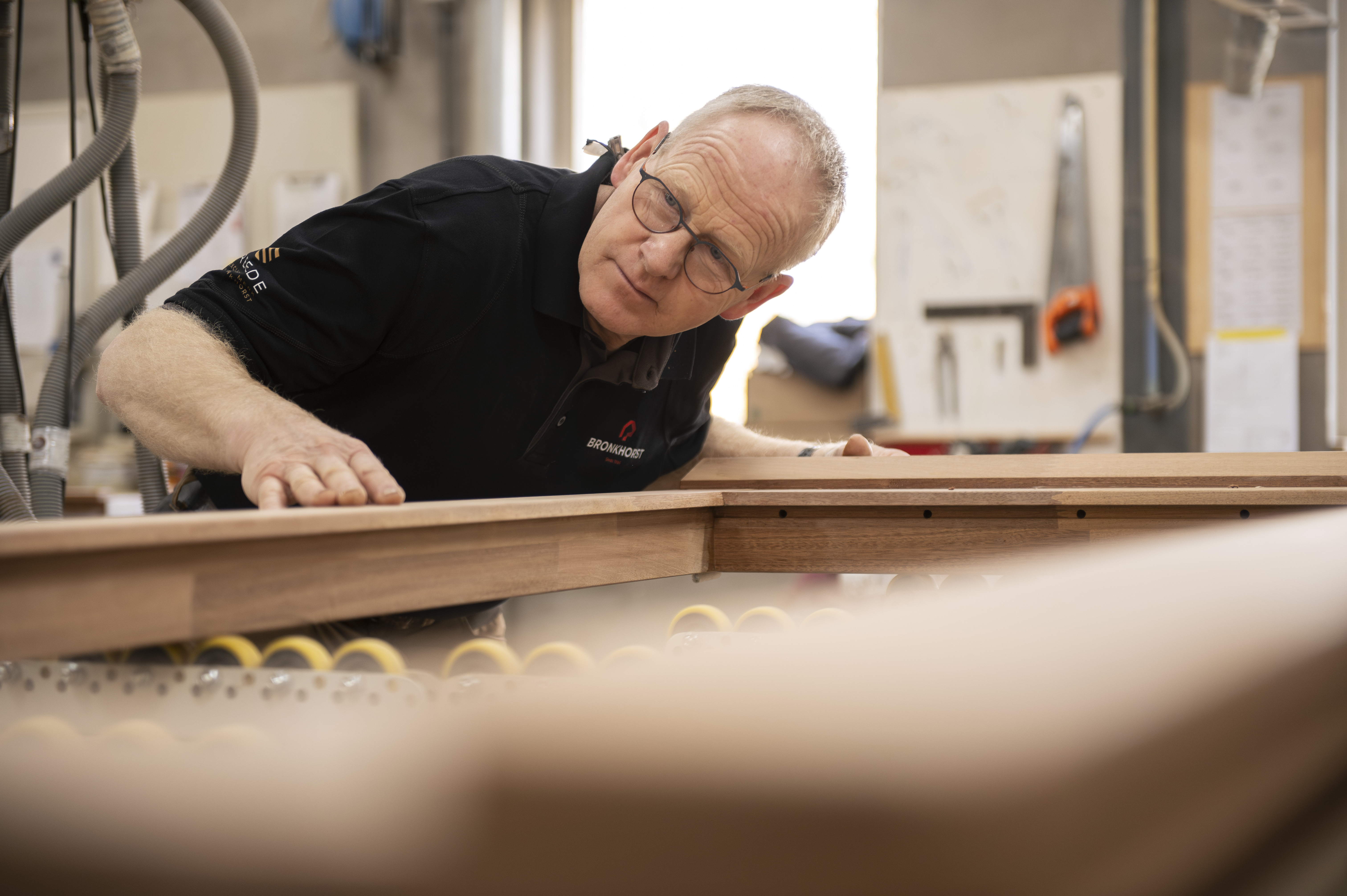 productieproces in de timmerfabriek Bronkhorst machinale houtbewerking die houten kozijnen en houten trappen maakt op basis van concept I, concept 2 of concept 3